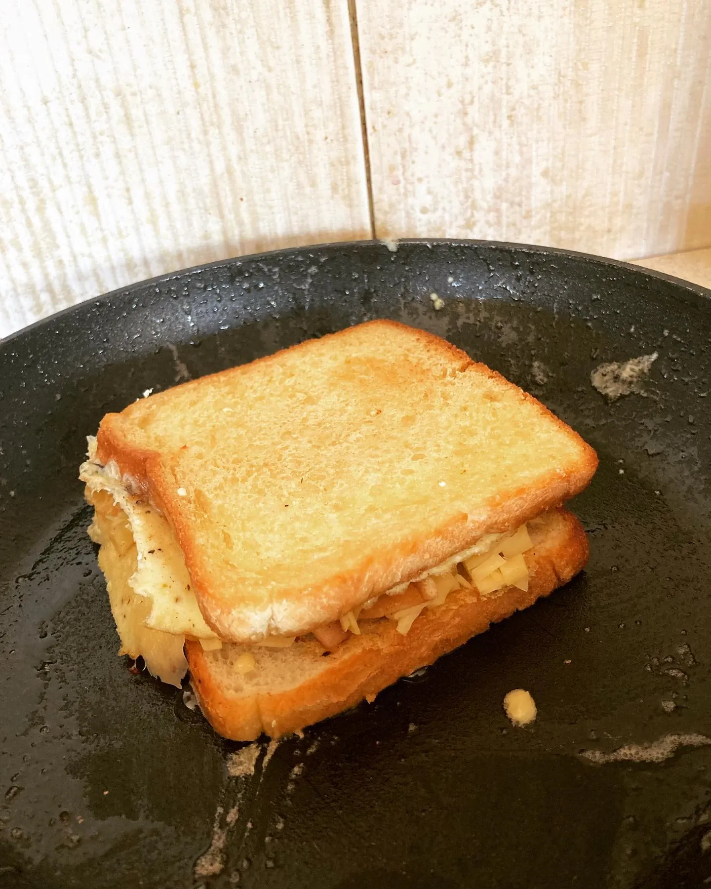 Brokastu omletes sviestmaize ar bekonu un sieru