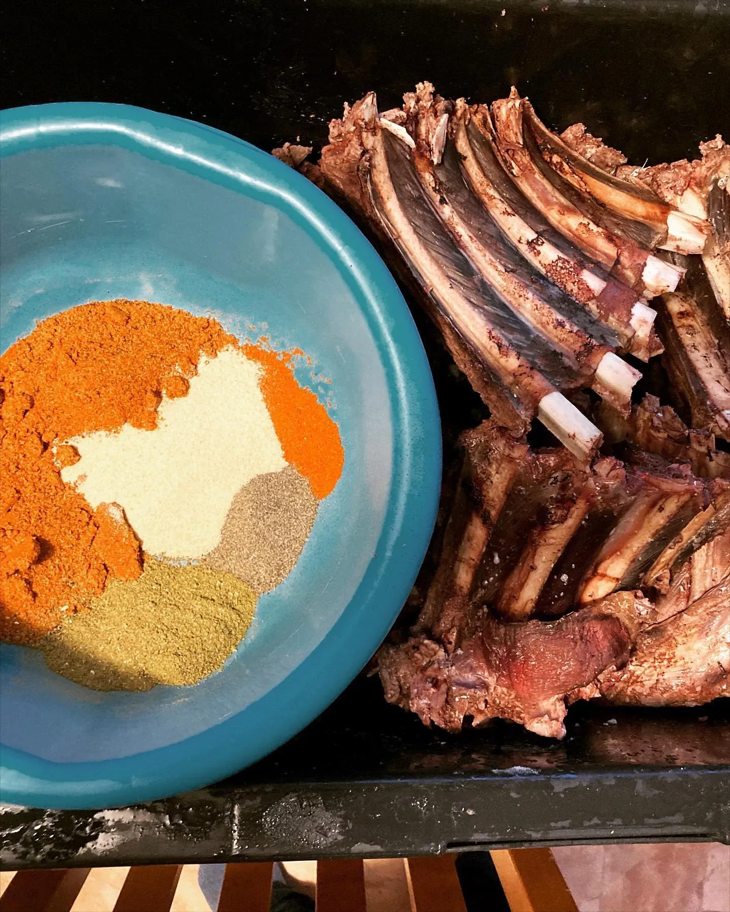 Sātīga pupiņzupa ar kūpinātiem brieža kauliem un dārzeņiem Sātīga pupiņzupa ar kūpinātiem brieža kauliem un dārzeņiem