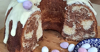 Waniliowo-czekoladowa babka z białą polewą