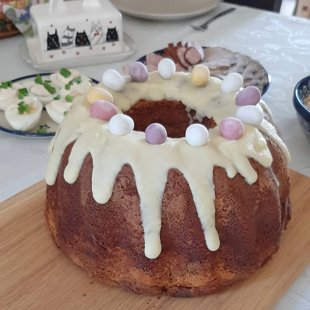 Waniliowo-czekoladowa babka z białą polewą