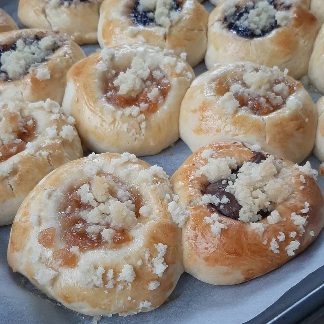 Miękkie bułeczki drożdżowe z powidłami i kruszonką