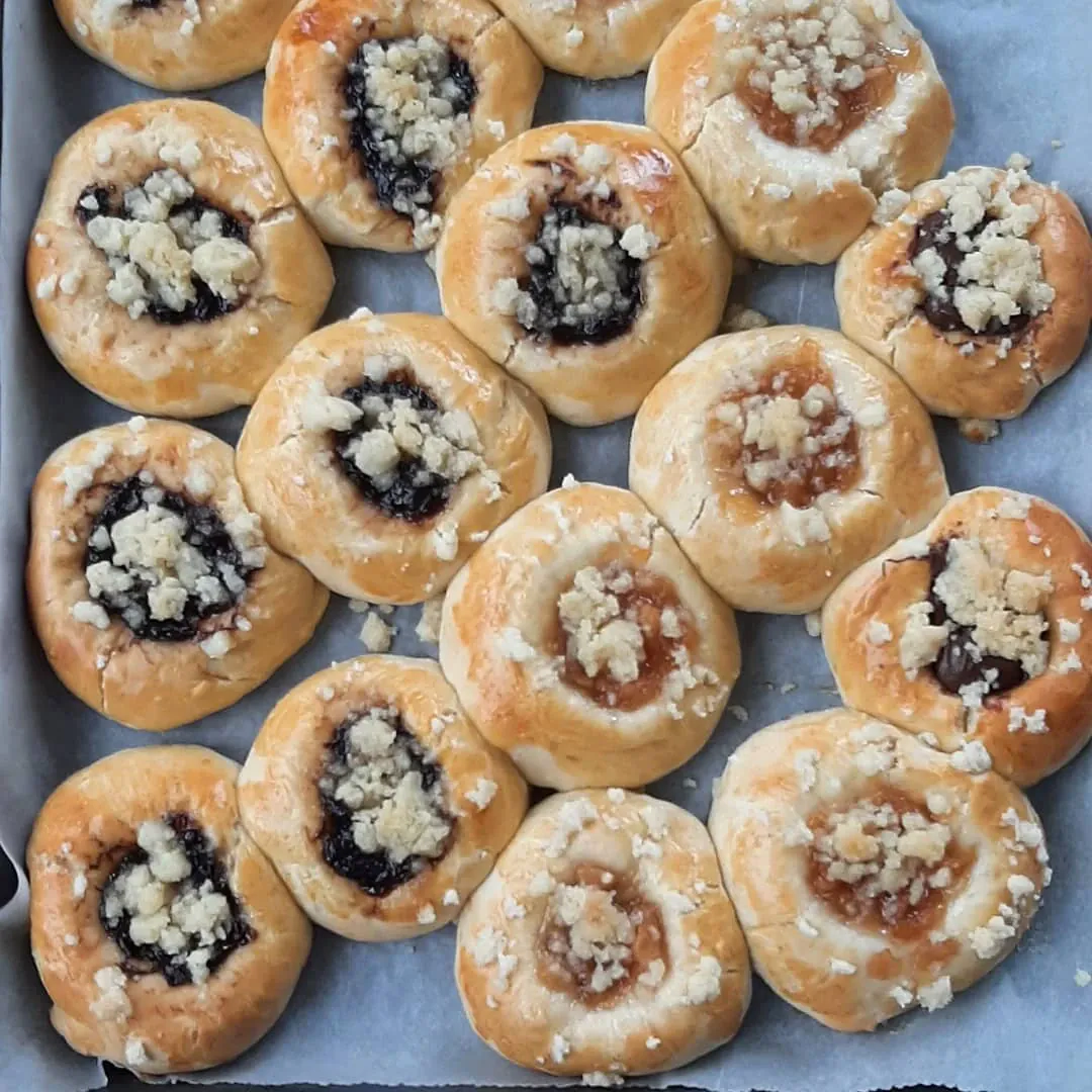 Miękkie bułeczki drożdżowe z powidłami i kruszonką