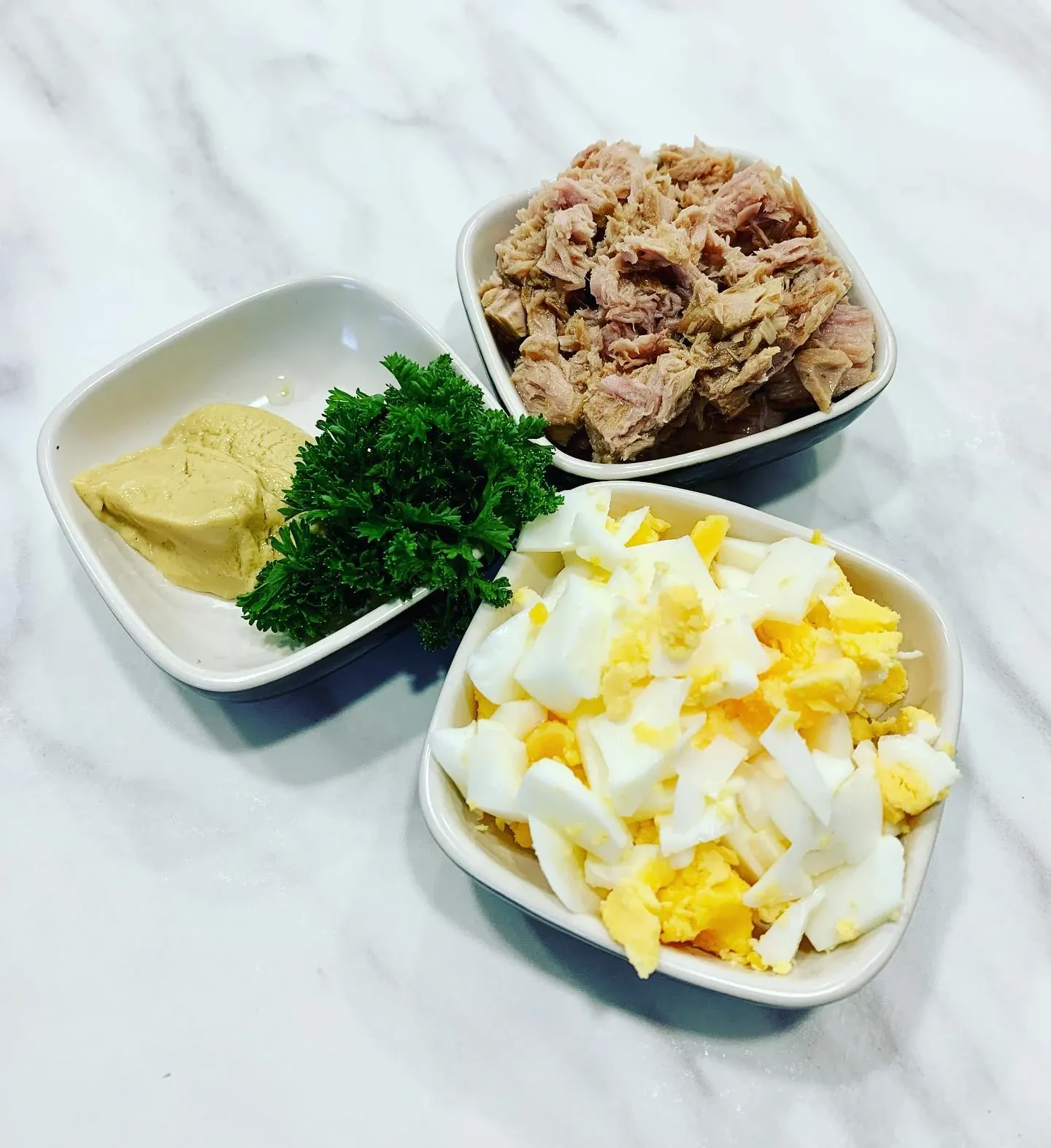 Įdaryti pomidorai su tuno ir kiaušinių salotomis