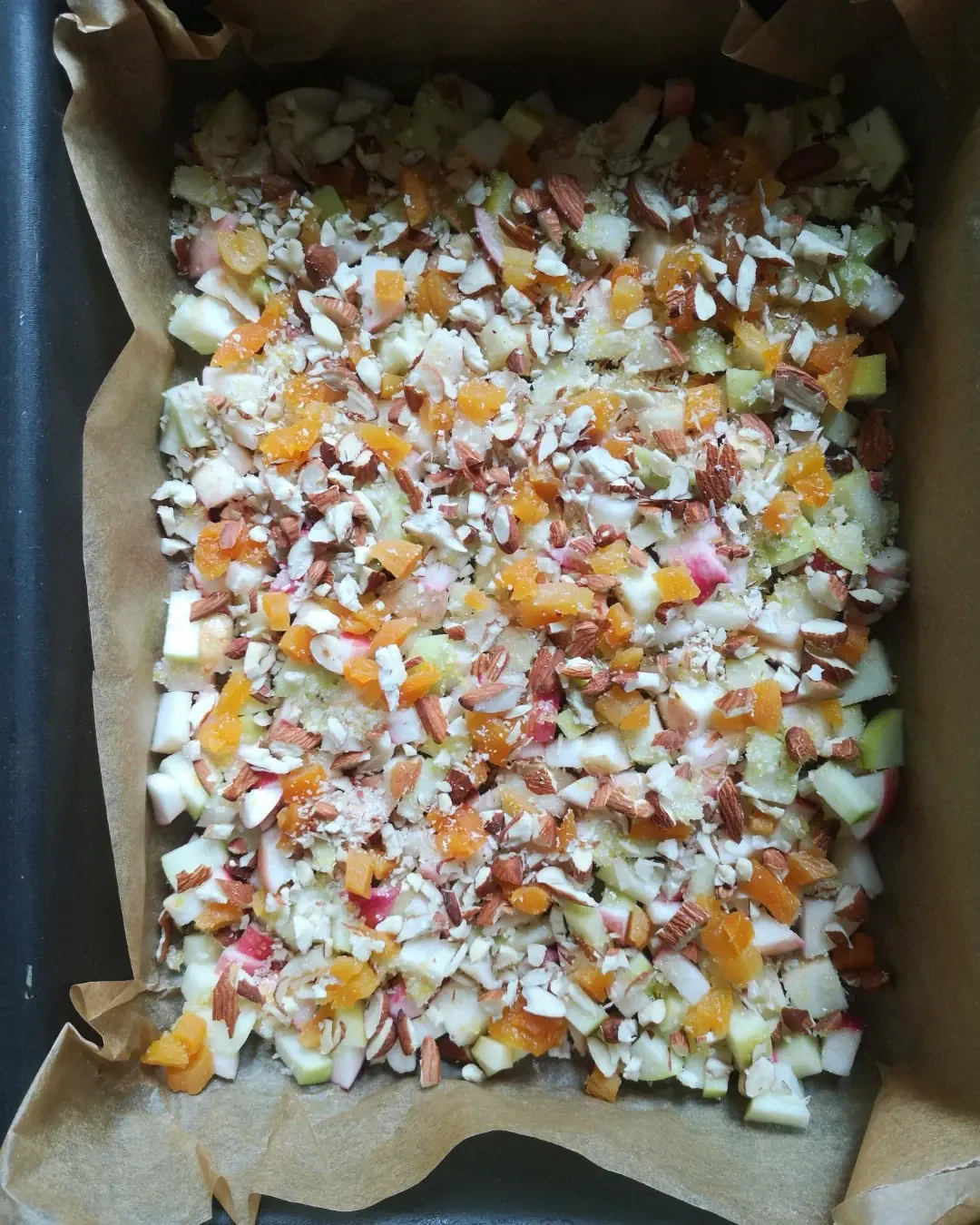 Sviesta drumstalkūka ar āboliem, mandelēm un žāvētām aprikozēm