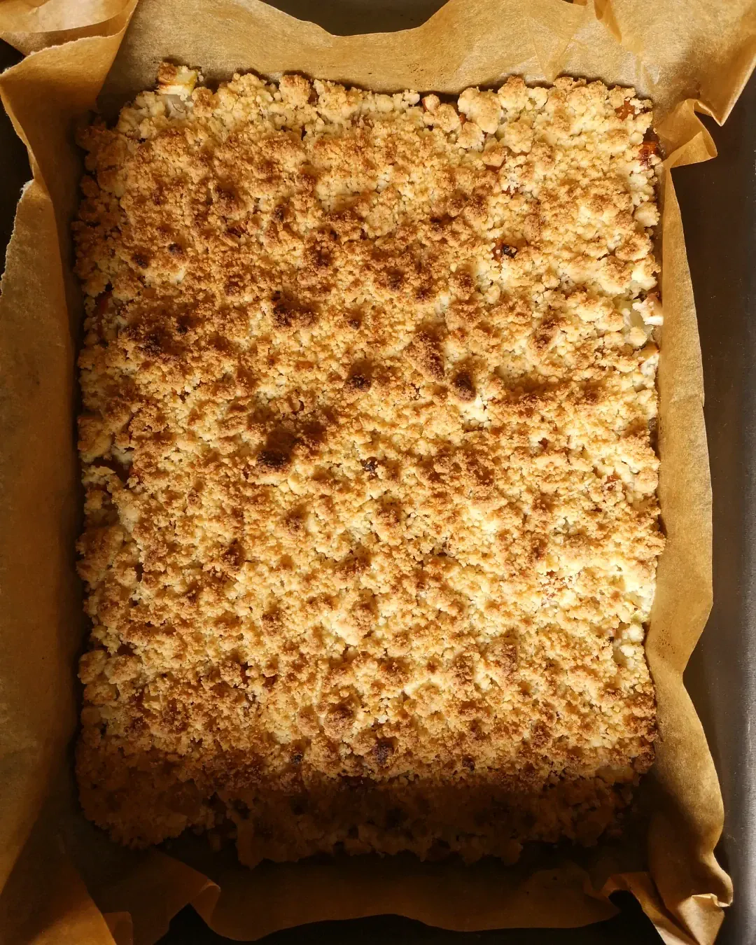 Sviesta drumstalkūka ar āboliem, mandelēm un žāvētām aprikozēm