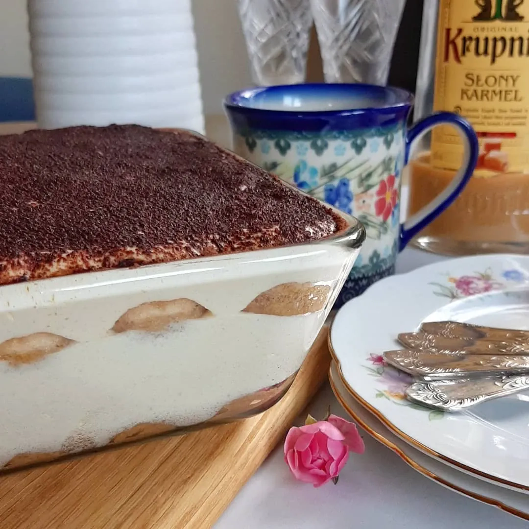 Klasyczne włoskie tiramisu z mascarpone i likierem słony karmel