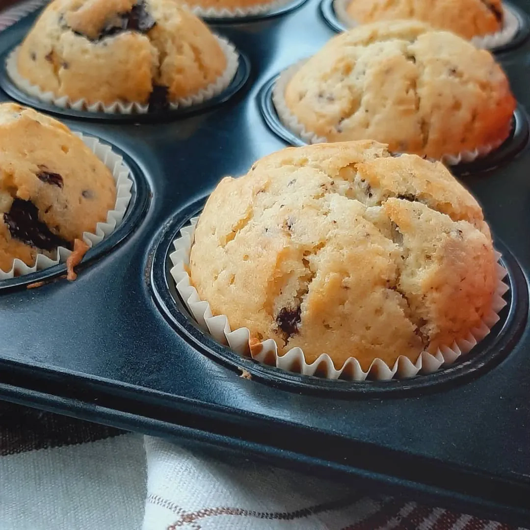 Puszyste muffinki waniliowe z kawałkami czekolady