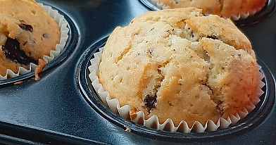 Puszyste muffinki waniliowe z kawałkami czekolady