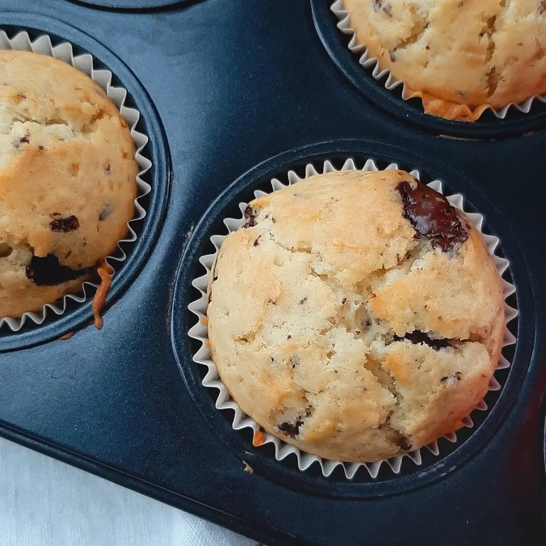 Puszyste muffinki waniliowe z kawałkami czekolady