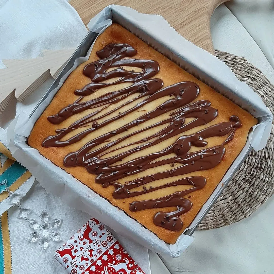 Sernik królewski z czekoladową polewą – kremowy, puszysty i tradycyjny