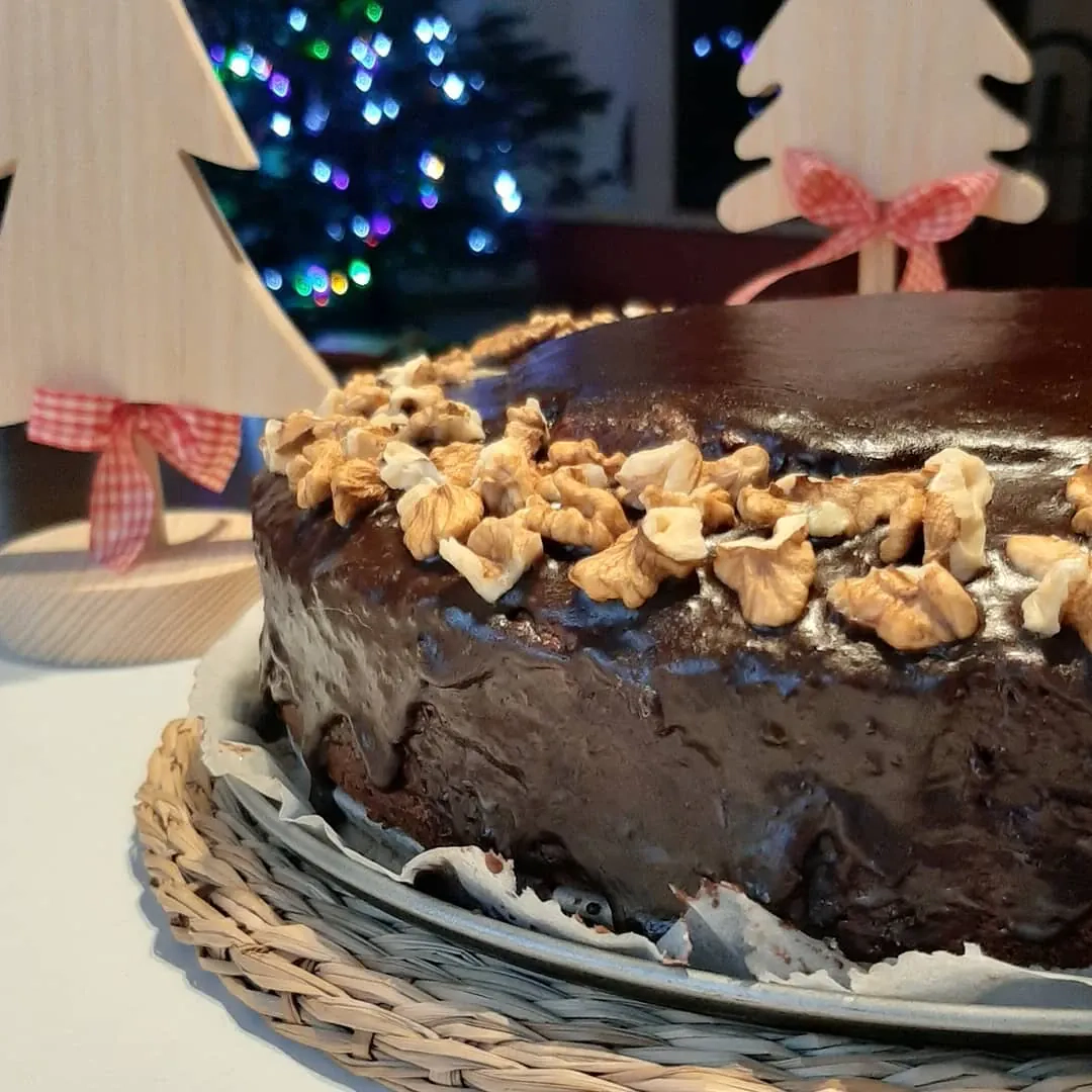 Domowe ciasto czekoladowe z polewą i orzechami włoskimi