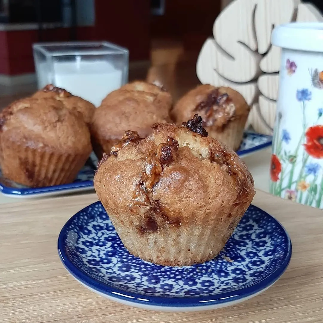 Muffinki z masłem orzechowym i Snickersem – przepis inspirowany Nigellą Lawson
