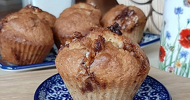 Muffinki z masłem orzechowym i Snickersem – przepis inspirowany Nigellą Lawson