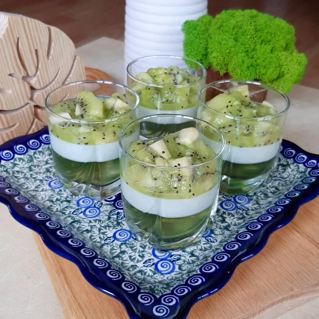 Deser z kiwi i waniliowym serkiem w szklance – lekki, kolorowy i orzeźwiający