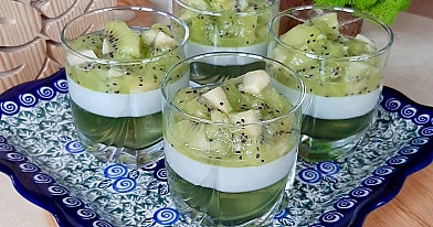 Deser z kiwi i waniliowym serkiem w szklance – lekki, kolorowy i orzeźwiający
