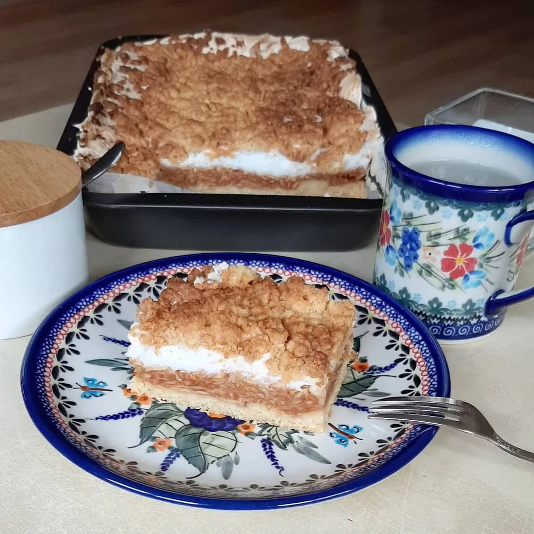 Szarlotka z bezą i kruszonką