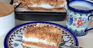 Szarlotka z bezą i kruszonką
