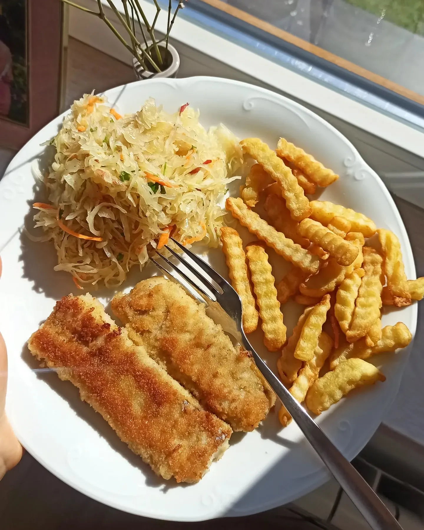 Mintaj w panierce z frytkami i surówką z kapusty kiszonej z Airfryera