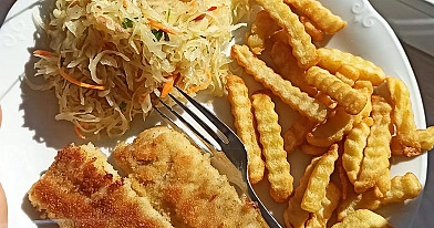 Mintaj w panierce z frytkami i surówką z kapusty kiszonej z Airfryera