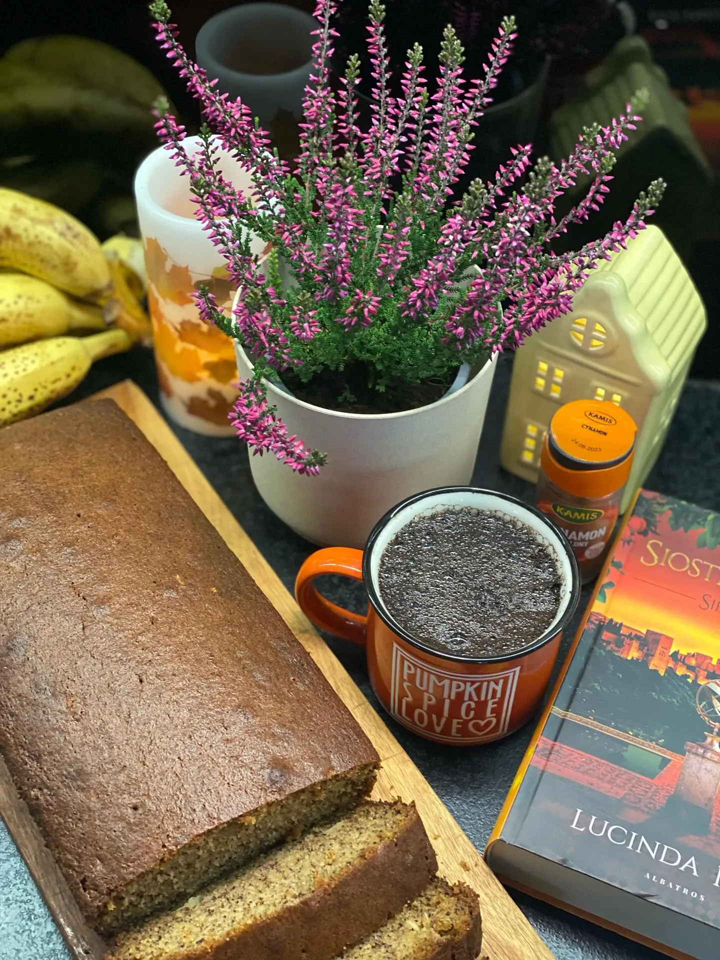 Ciasto bananowo-cynamonowe z makiem, kokosem i migdałami