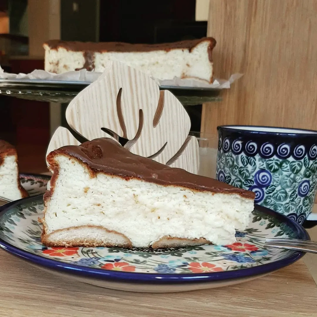 Jogurtowy sernik bez sera z czekoladową polewą – delikatne ciasto „styropian”