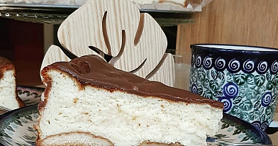Jogurtowy sernik bez sera z czekoladową polewą – delikatne ciasto „styropian”