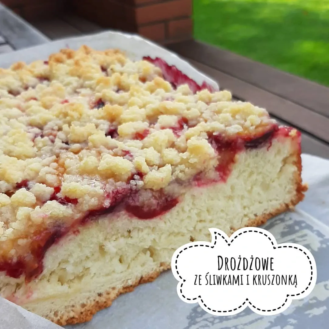 Drożdżowe ciasto ze śliwkami i maślaną kruszonką