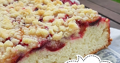 Drożdżowe ciasto ze śliwkami i maślaną kruszonką