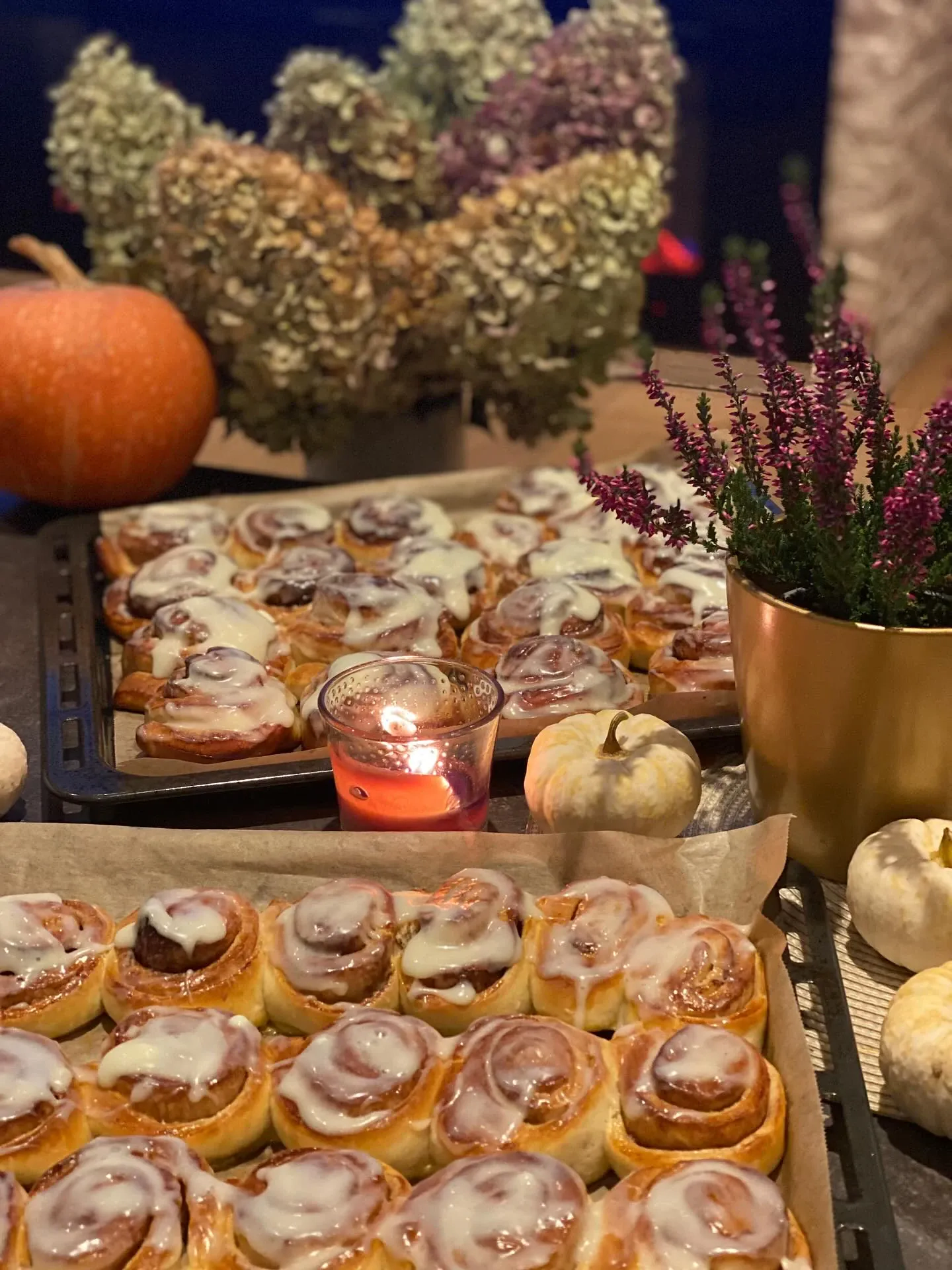 Czekoladowe drożdżowe bułeczki z kremowym lukrem