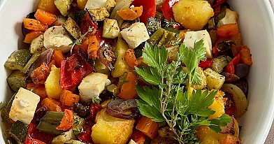 Pieczone warzywa z fetą i ziemniakami