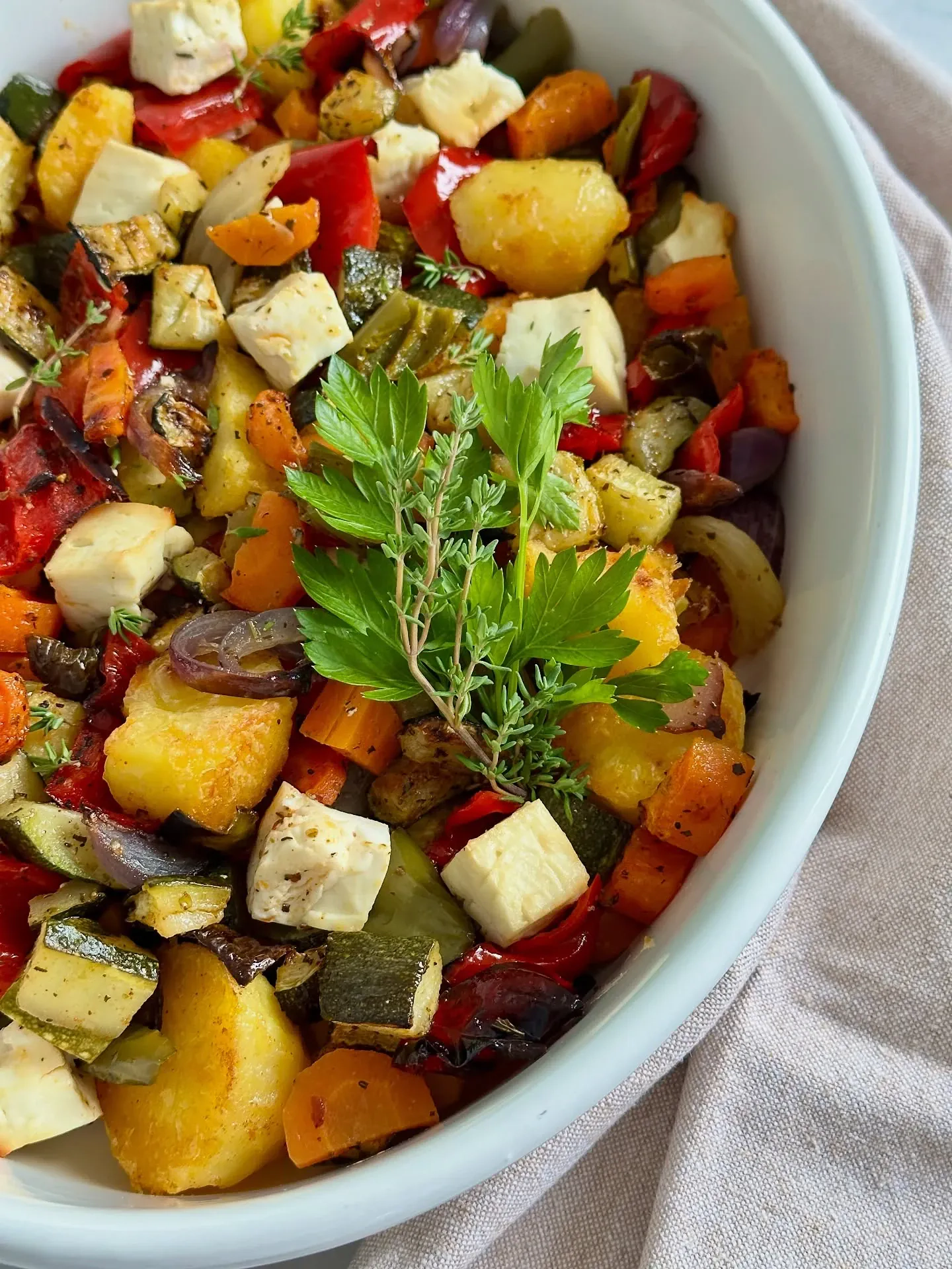 Pieczone warzywa z fetą i ziemniakami