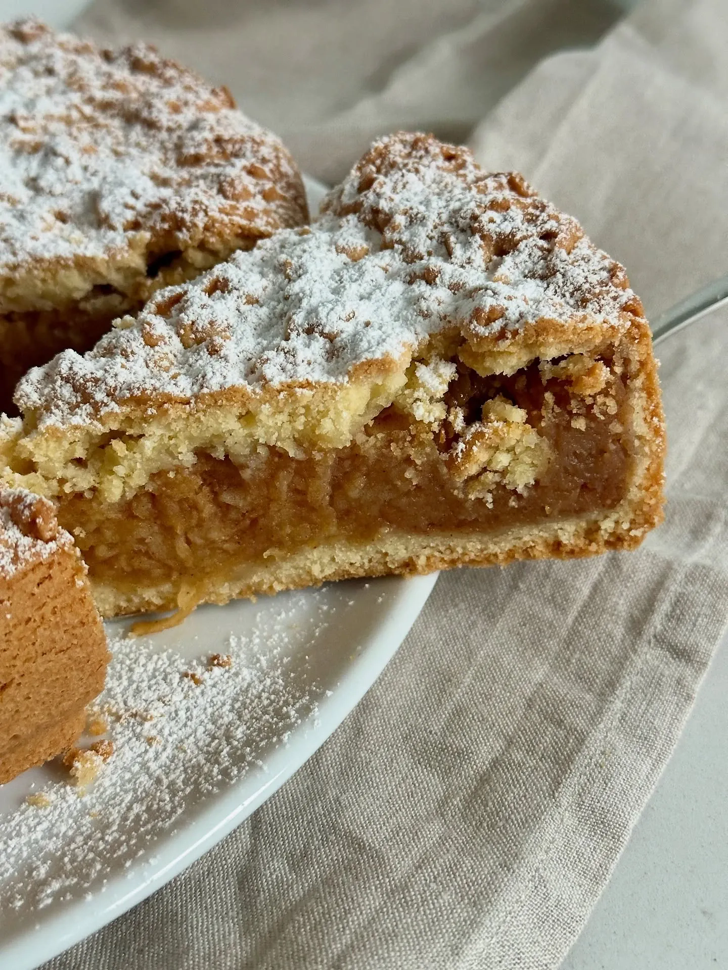 Szarlotka na kruchym cieście z dużą ilością jabłek
