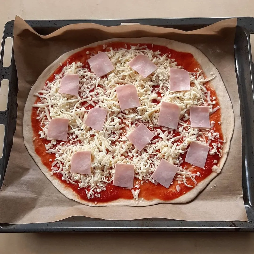 Domowa pizza z szynką i mozzarellą