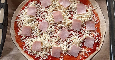 Domowa pizza z szynką i mozzarellą