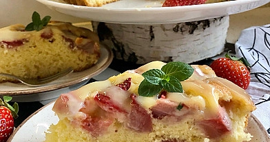 Ciasto z truskawkami i polewą z białej czekolady