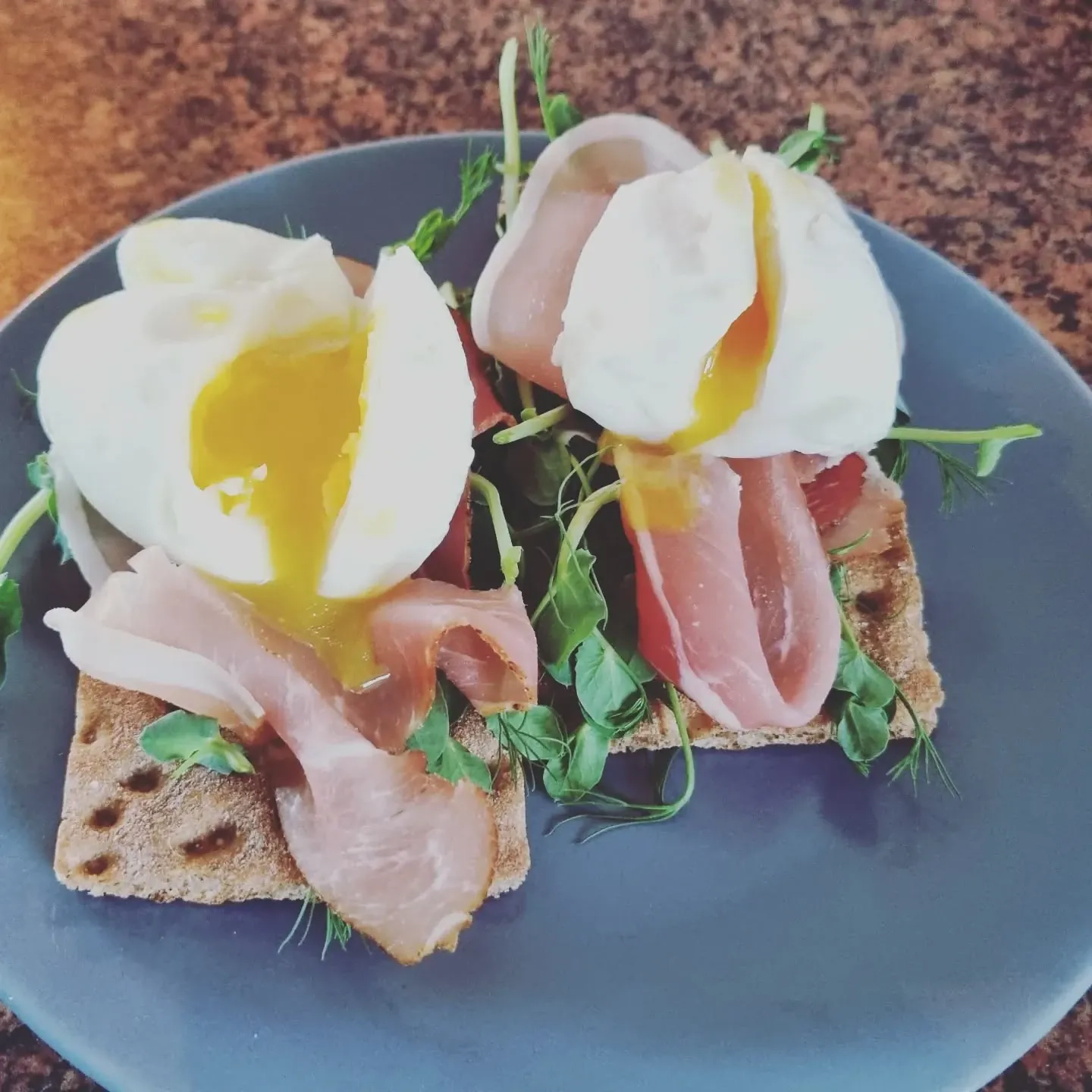 Kraukšķīgā rudzu maizīte ar prosciutto un pošētām olām