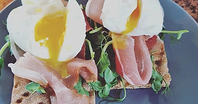 Kraukšķīgā rudzu maizīte ar prosciutto un pošētām olām