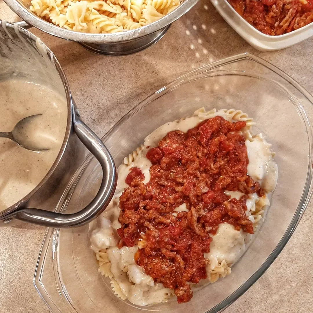 Zapiekanka makaronowa z sosem bolońskim i beszamelowym