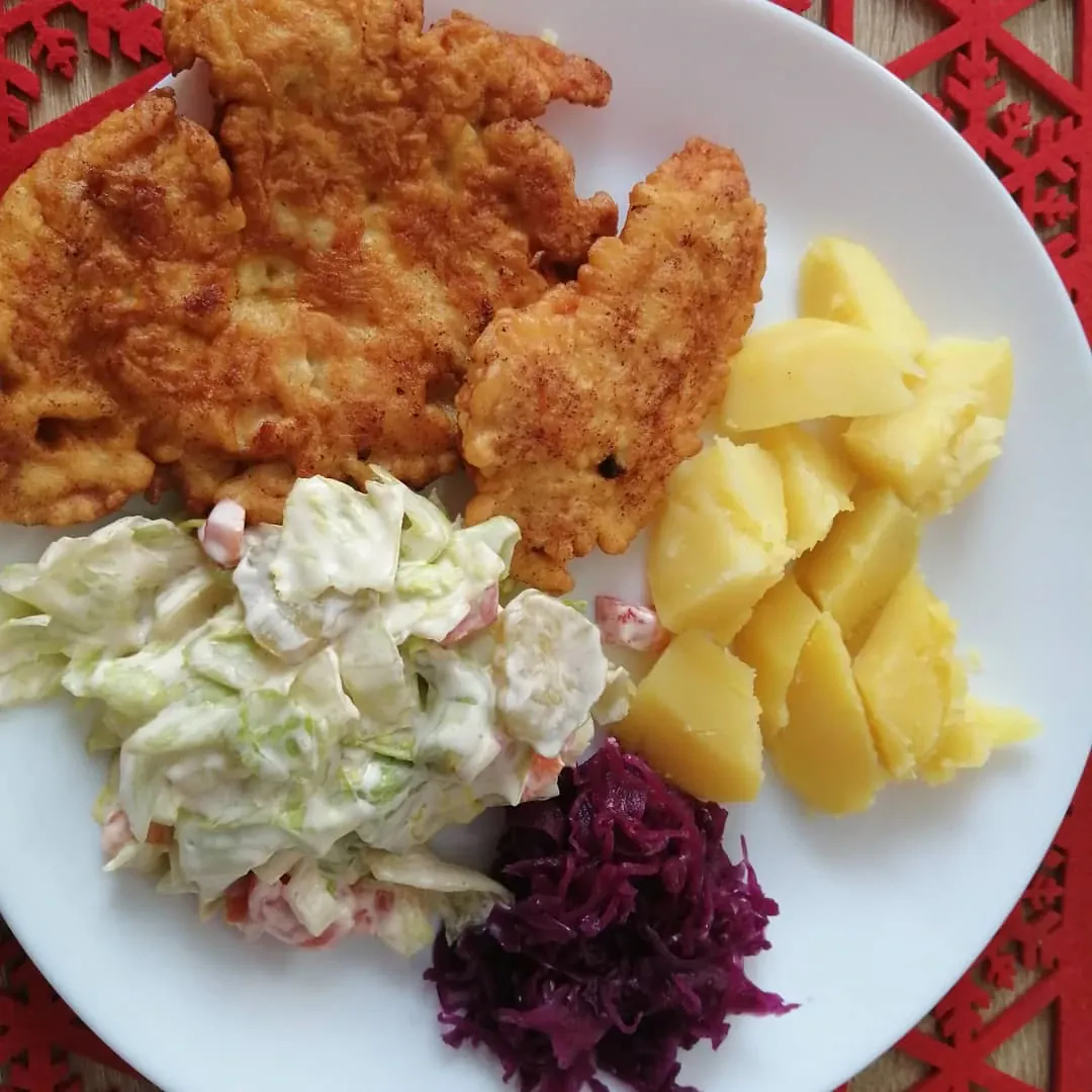 Ryba mrożona z airfryer – chrupiący dorsz z ziemniaczkami i surówką
