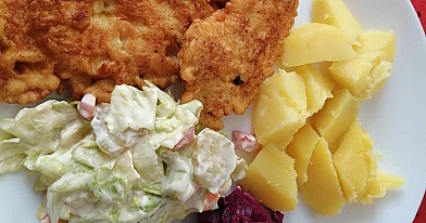 Ryba mrożona z airfryer – chrupiący dorsz z ziemniaczkami i surówką