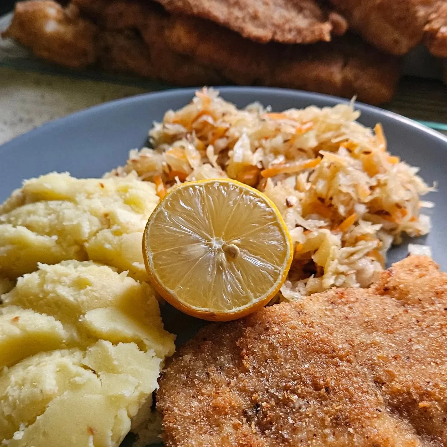 Panierowana miruna z cytryną i surówką z kiszonej kapusty