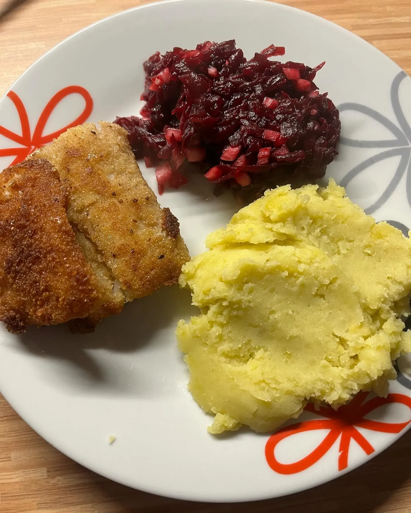 Ryba panierowana z airfryer z puree ziemniaczanym i surówką z buraczków