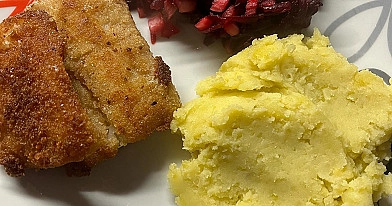 Ryba panierowana z airfryer z puree ziemniaczanym i surówką z buraczków