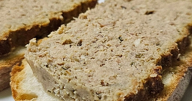 Domowy pasztet grubo mielony z mięsa drobiowego i wieprzowego