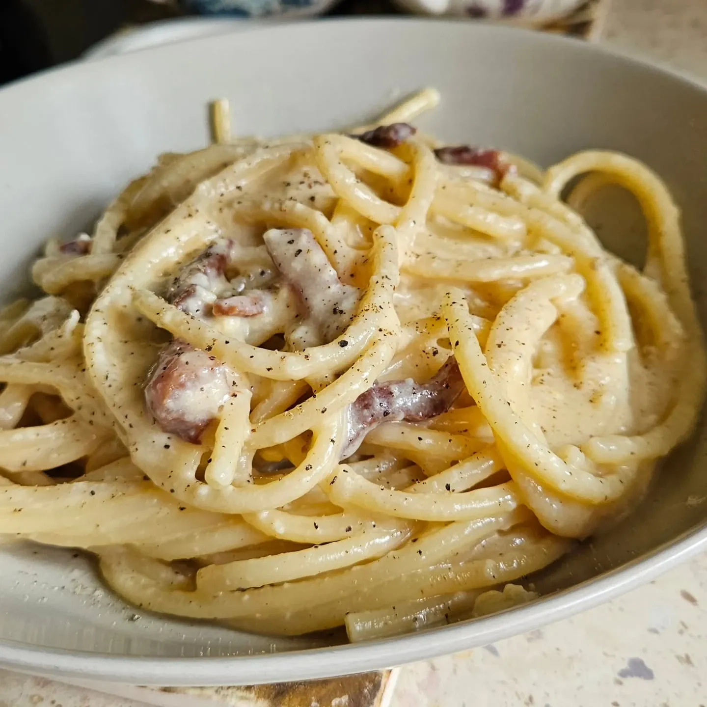 Domowa pasta carbonara z boczkiem i śmietaną – kremowy makaron na szybki obiad