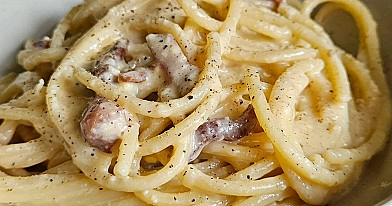 Domowa pasta carbonara z boczkiem i śmietaną – kremowy makaron na szybki obiad