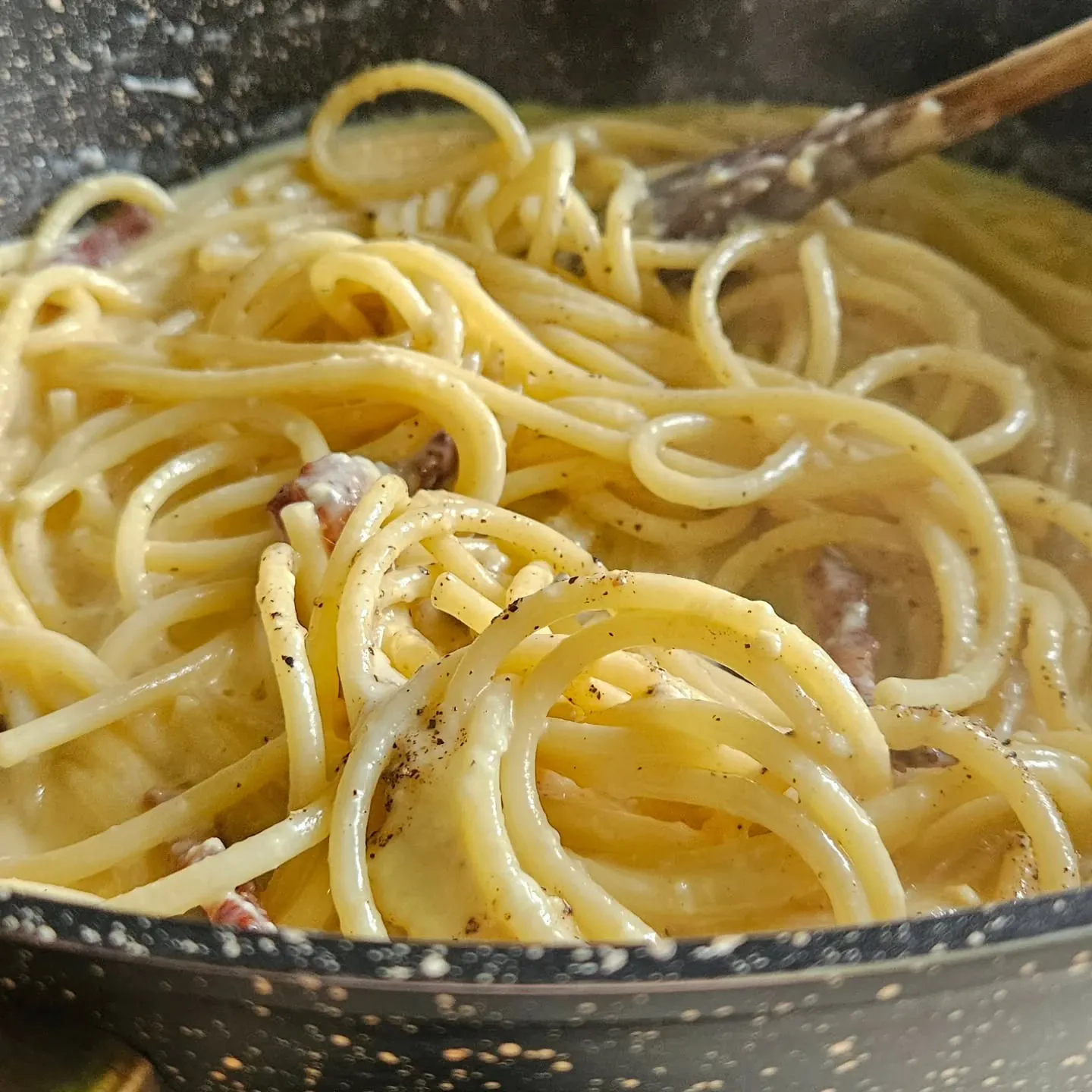 Domowa pasta carbonara z boczkiem i śmietaną – kremowy makaron na szybki obiad