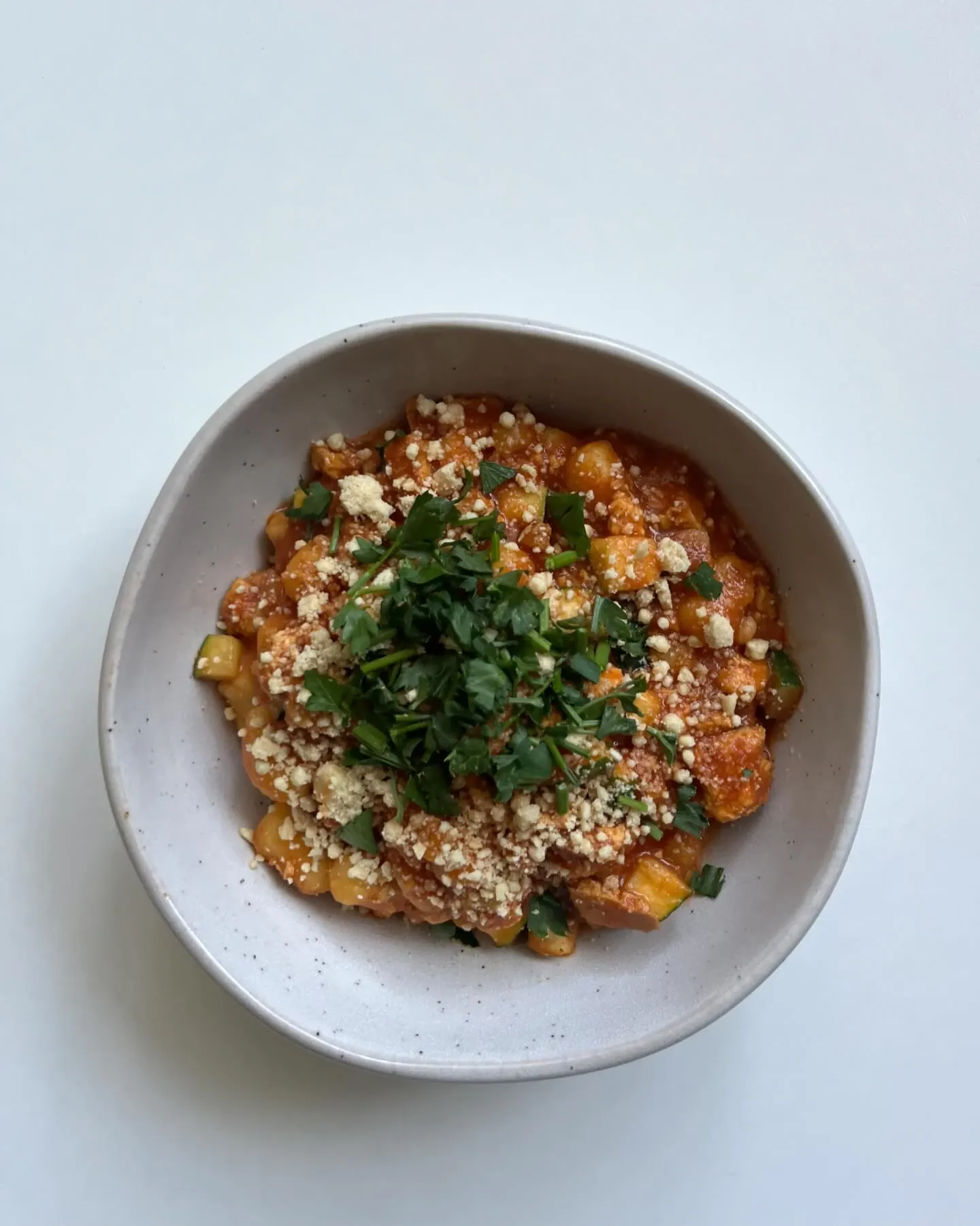 Gnocchi bezglutenowe z cukinią i tofu w sosie pomidorowym