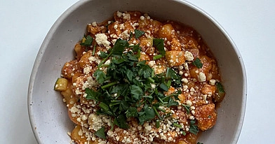 Gnocchi bezglutenowe z cukinią i tofu w sosie pomidorowym