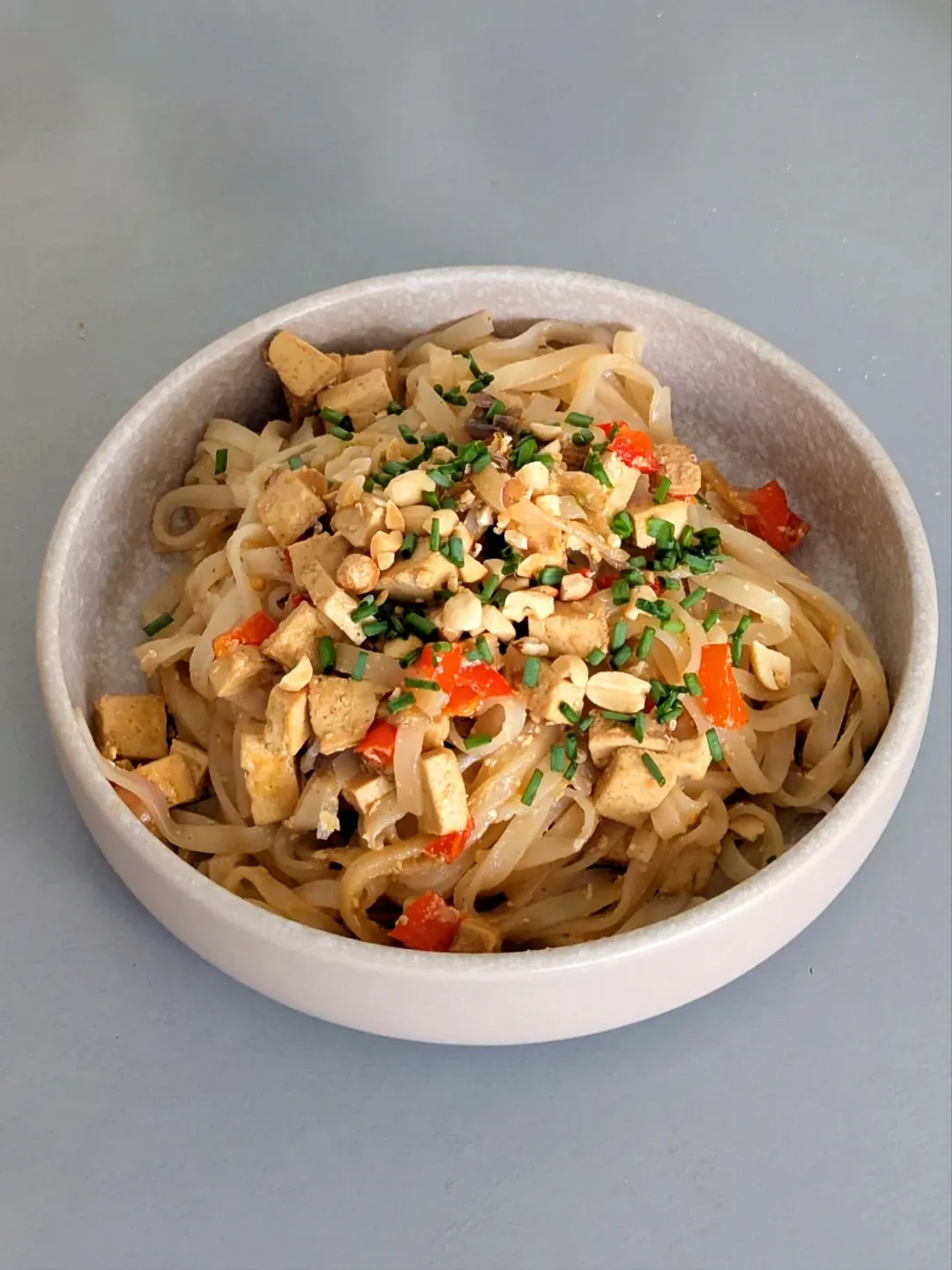 Tofu z makaronem ryżowym na totalnym spontanie